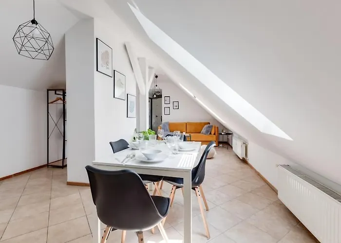 Cozy & Quiet Center Attic With Castle View - Vtub