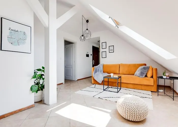 Cozy & Quiet Center Attic With Castle View - Vtub